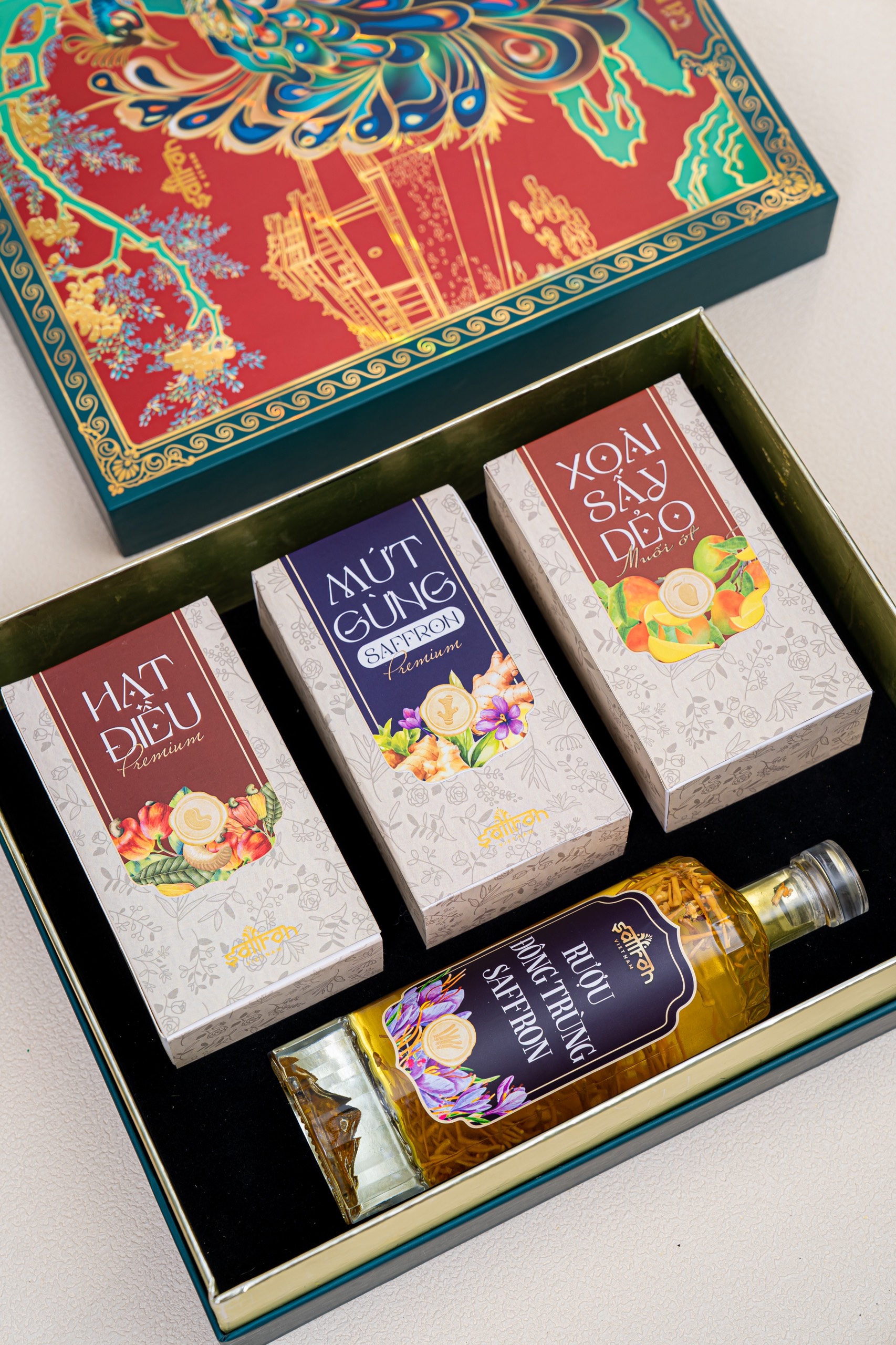 HỘP QUÀ TẾT LAILA - 3 Loại mứt hạt + Rượu Saffron 500ml